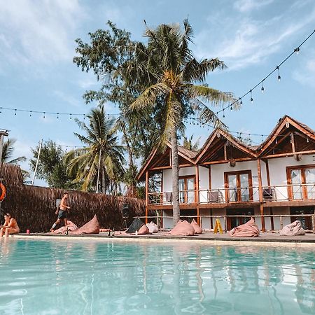 Mad Monkey Gili Trawangan Hostel Exterior photo
