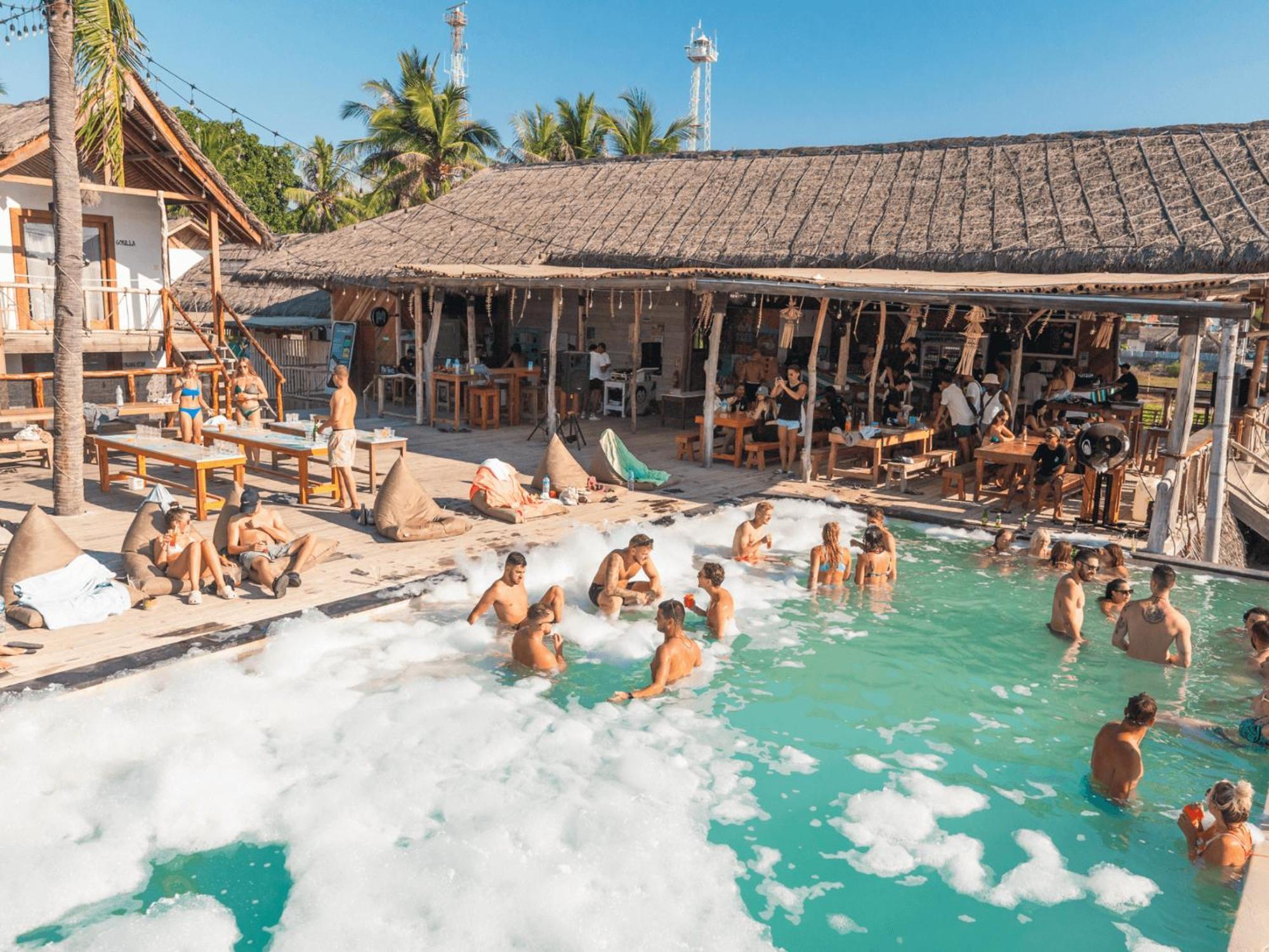 Mad Monkey Gili Trawangan Hostel Exterior photo The Geyser Hot Springs