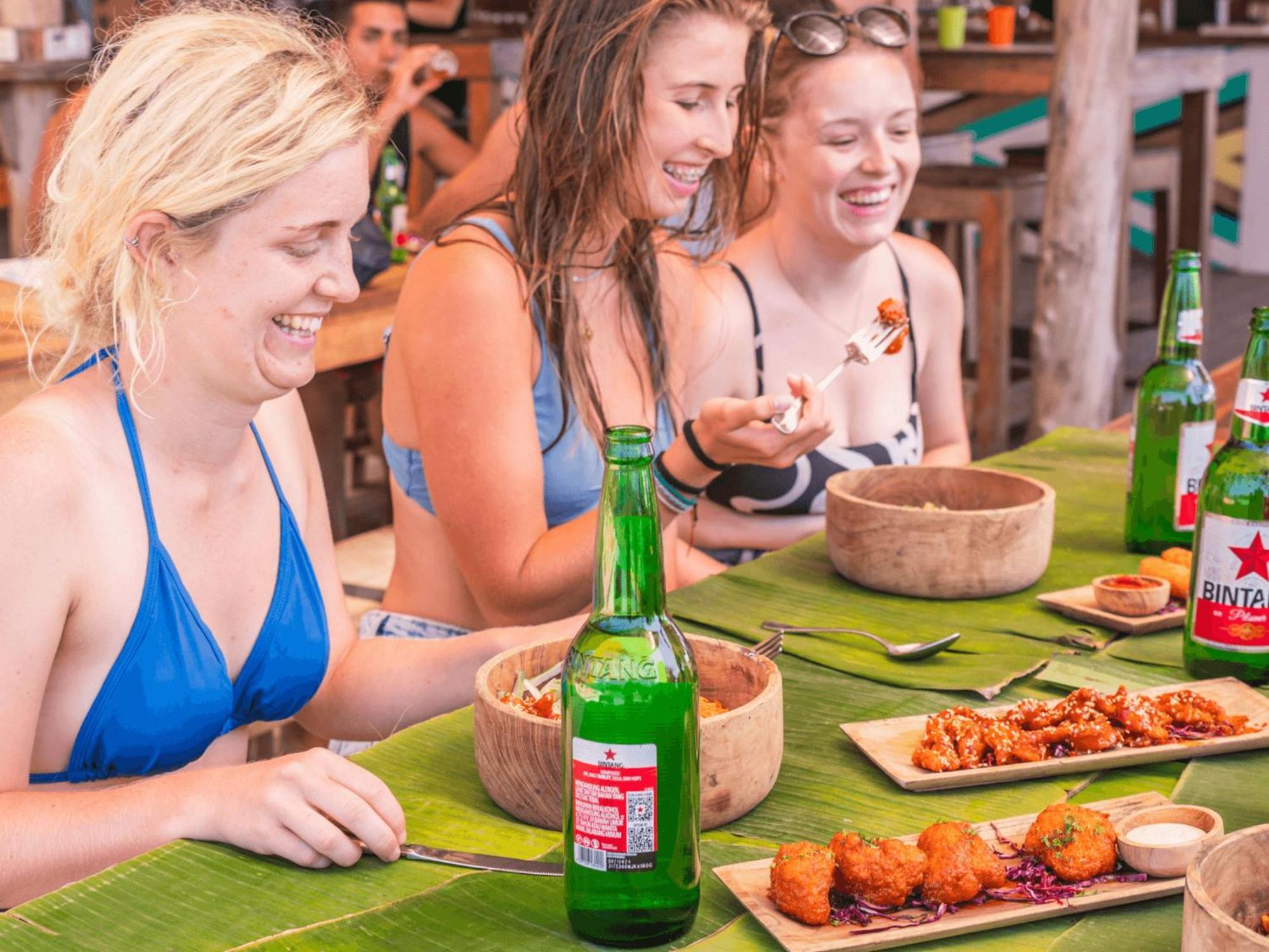 Mad Monkey Gili Trawangan Hostel Exterior photo Tourists enjoying the cuisine of Bali