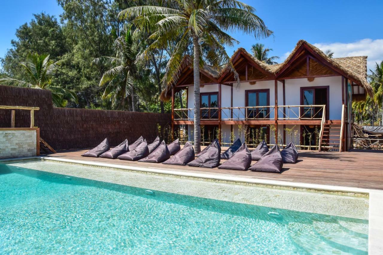 Mad Monkey Gili Trawangan Hostel Exterior photo The resort's pool