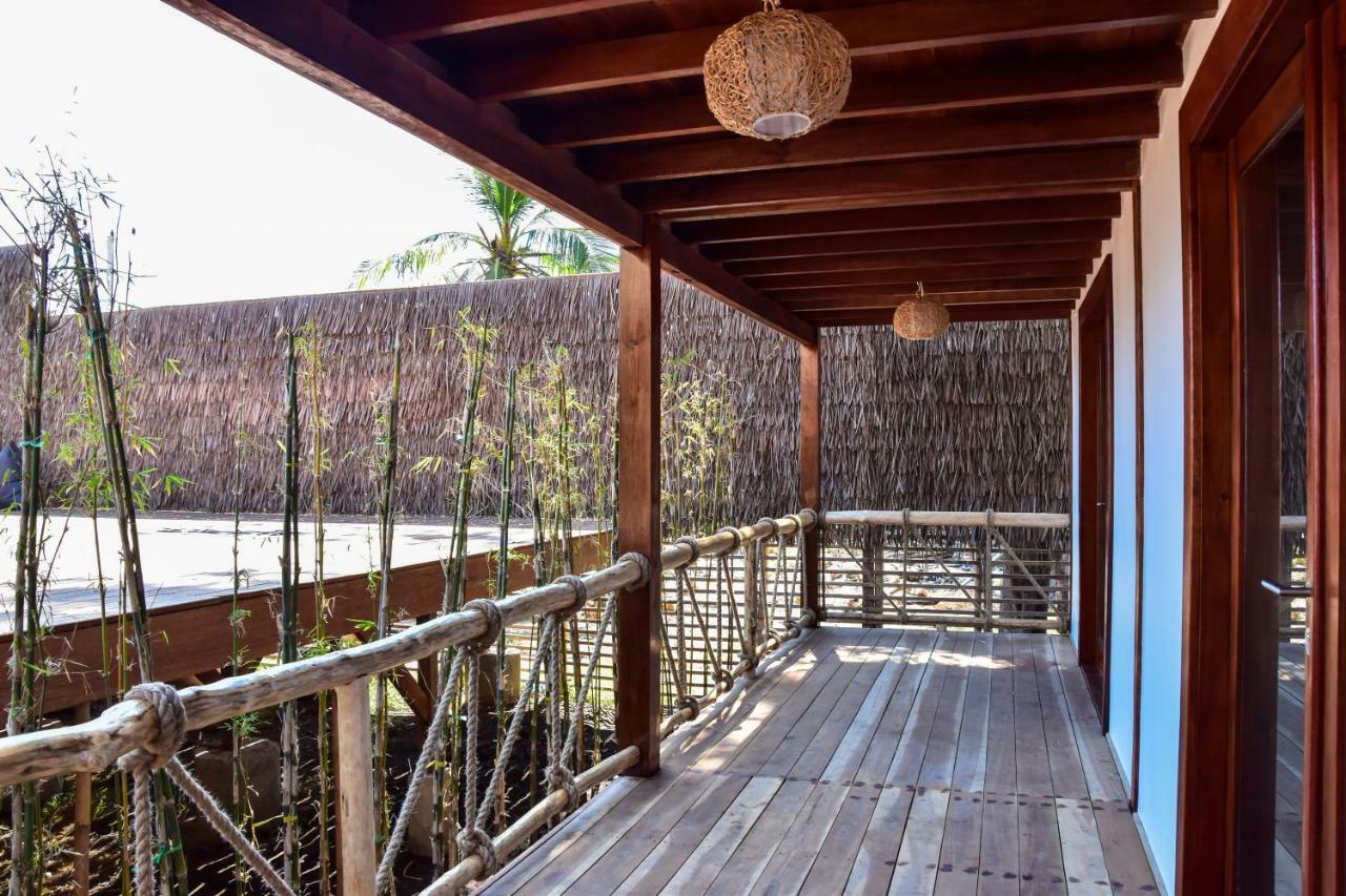 Mad Monkey Gili Trawangan Hostel Exterior photo A corridor at the hotel