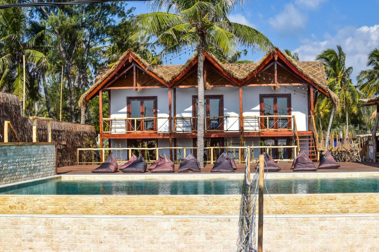 Mad Monkey Gili Trawangan Hostel Exterior photo The resort's pool