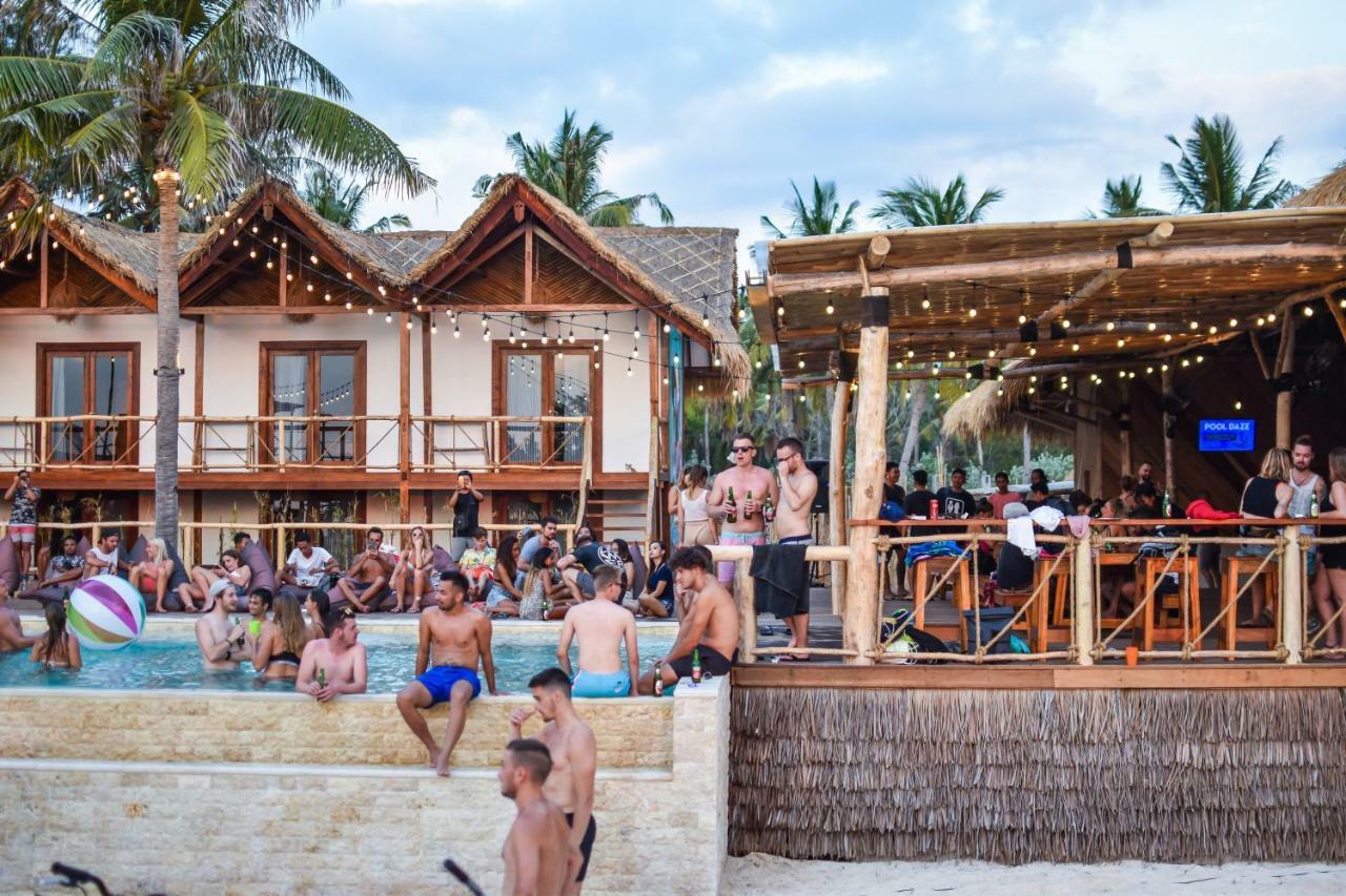 Mad Monkey Gili Trawangan Hostel Exterior photo The beach club at the resort